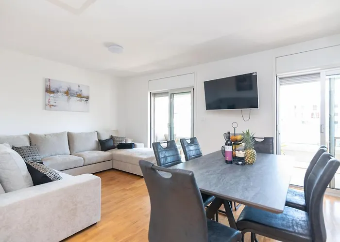 Classy W Terrace@teniscourt Apartment Split